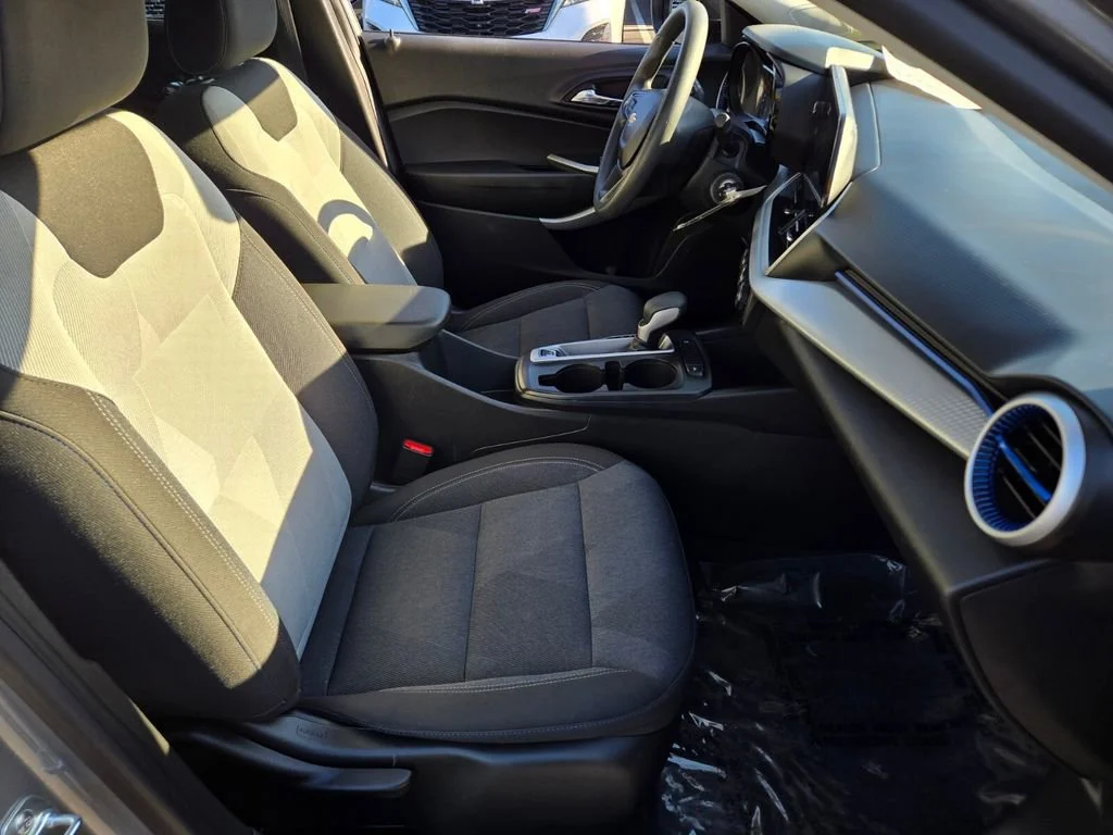 2025 Chevrolet Trax LS - Photo 15