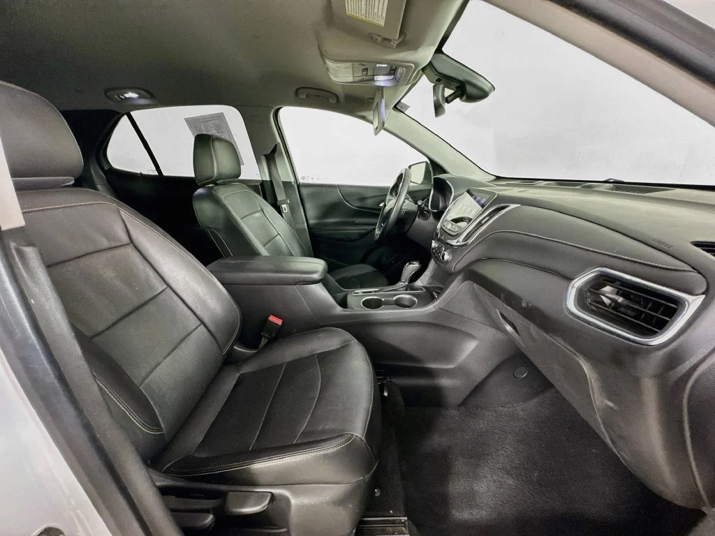 Used 2020 Iridescent Pearl Tricoat Chevrolet Premier image 33