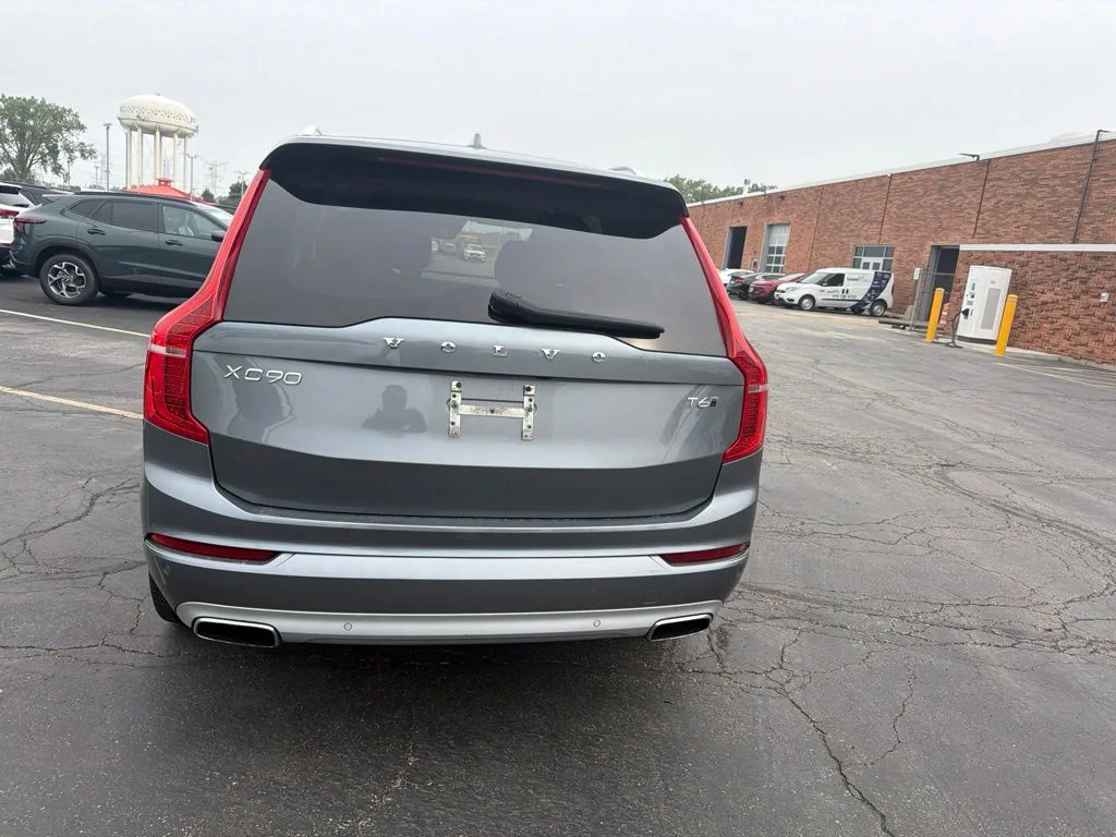 Used 2020 Gray Volvo T6 Momentum image 3