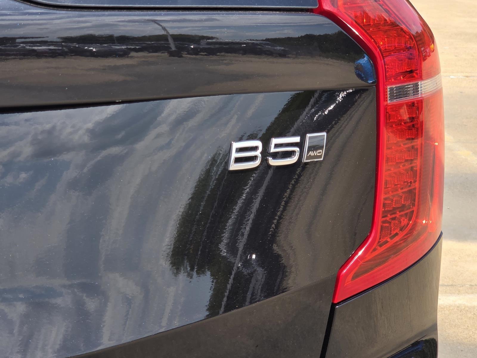Used 2024 Onyx Black Metallic Volvo Plus Bright Theme image 9