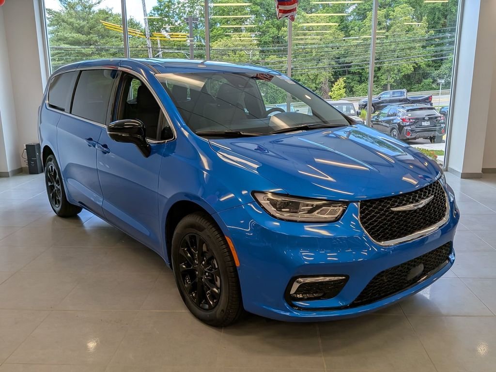 2026 Chrysler Pacifica Select AWD's photo