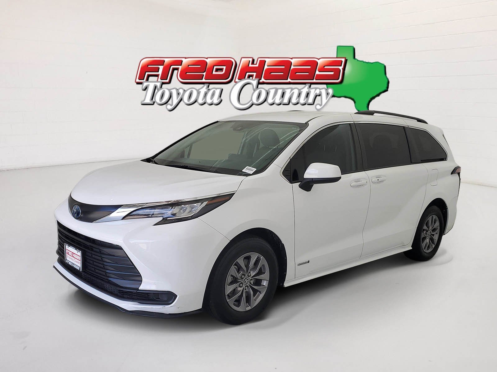 2021 Toyota Sienna LE 8-Passenger Hybrid FWD's photo