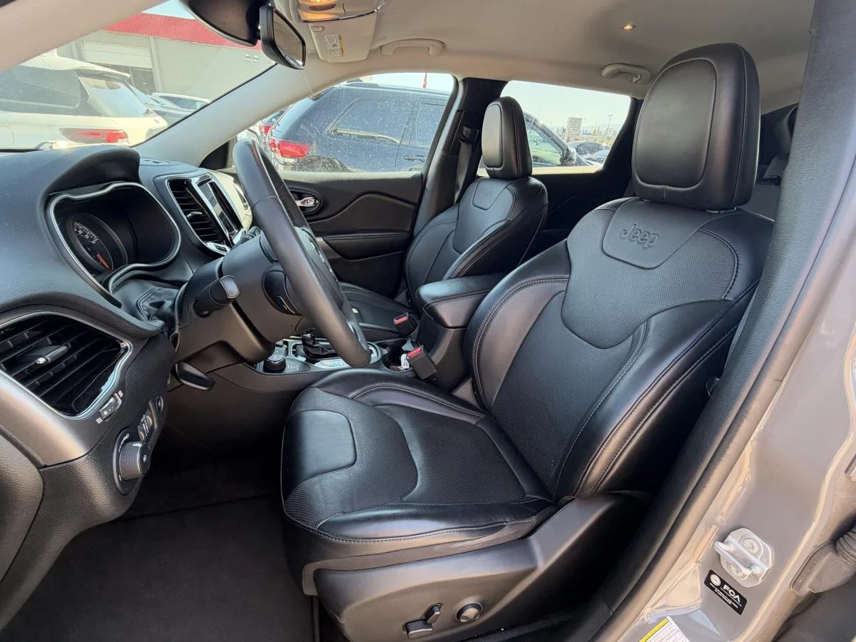 Used 2022 Grey Jeep Limited 4x4 image 14