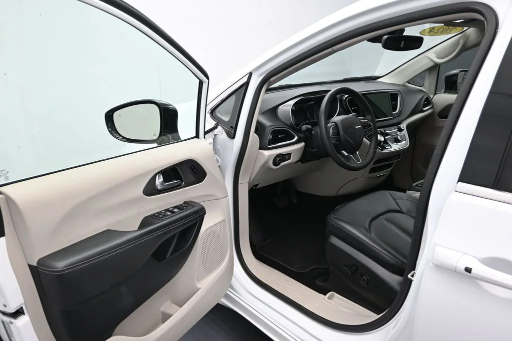 Certified Used 2024 Bright White Clearcoat Chrysler Touring L image 12