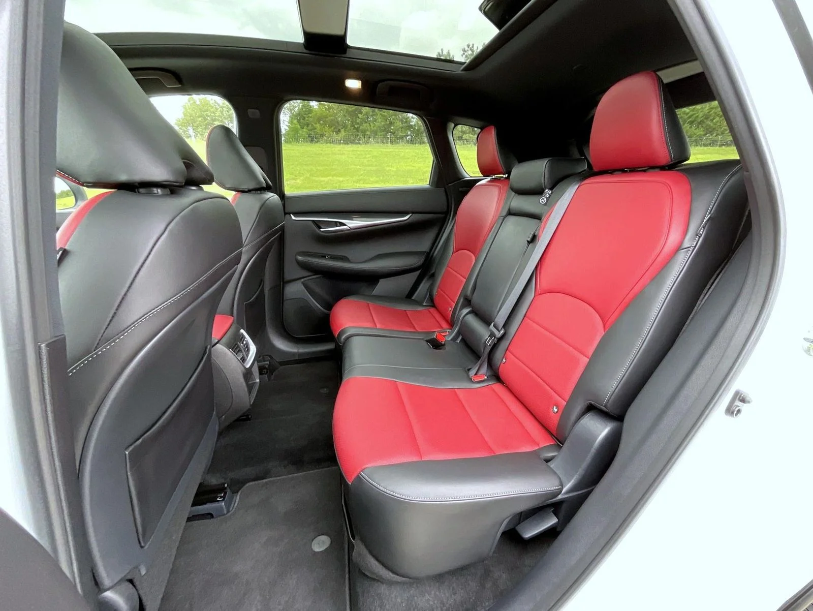 Used 2025 White INFINITI SPORT image 20
