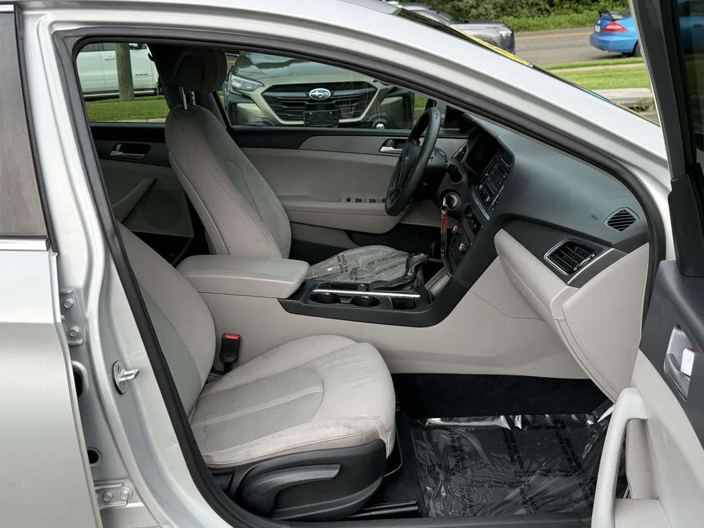 Used 2015 Silver Hyundai SE image 15