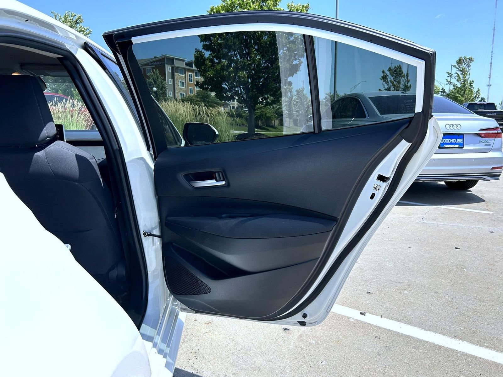 Used 2020 White Toyota LE image 17