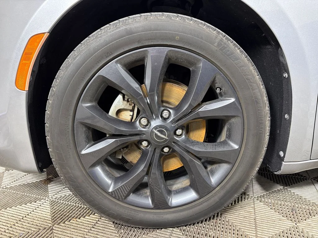 Used 2018 Silver Chrysler Touring Plus image 9