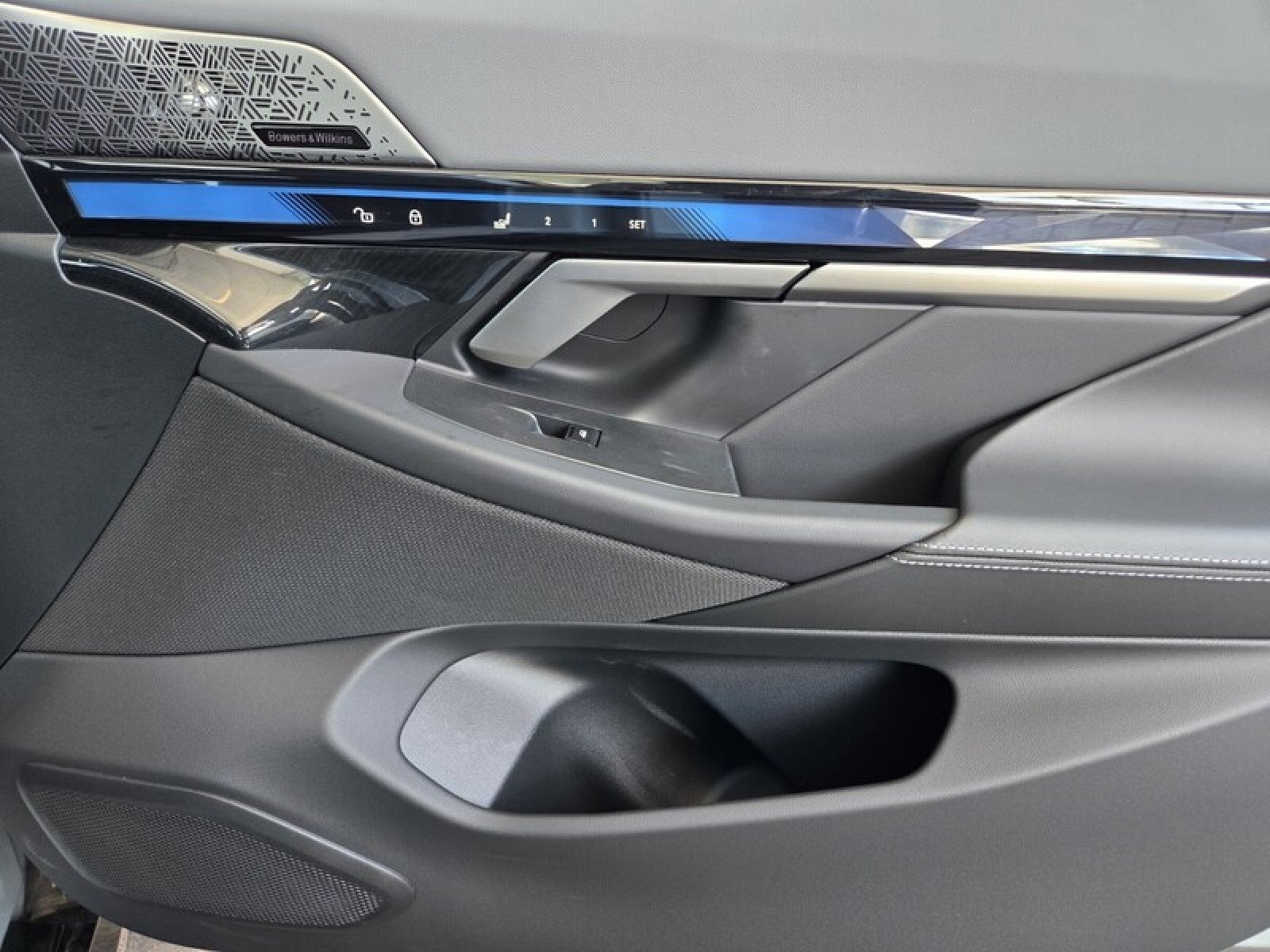 2025 BMW i5 M60 - Photo 22