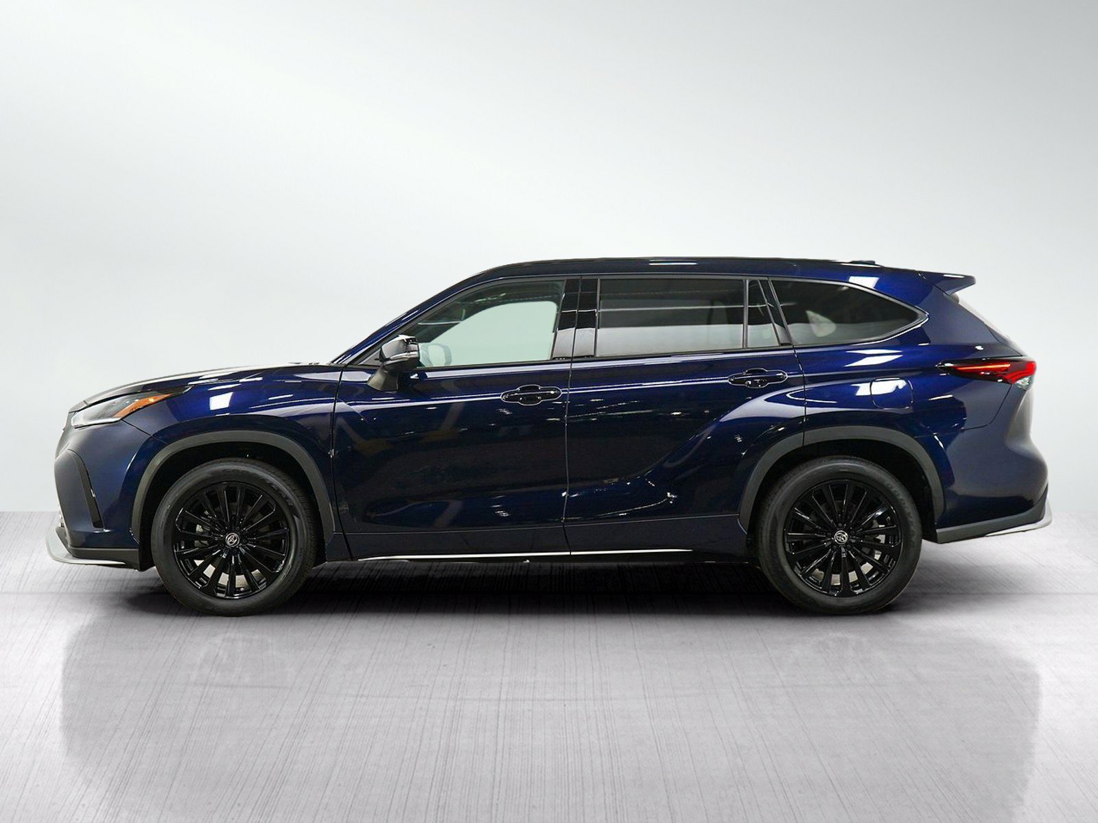 Used 2025 Toyota Highlander XSE with VIN 5TDKDRBH8SS579890 for sale in Minneapolis, Minnesota