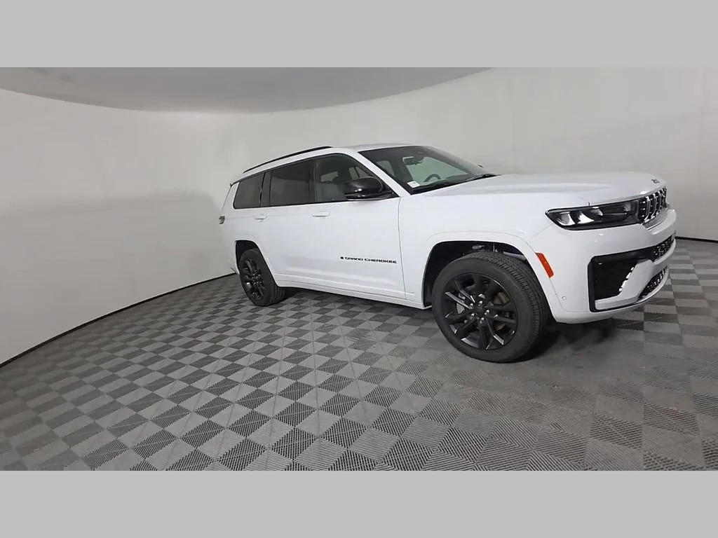 New 2026 Bright White Clear-Coat Exterior Paint Jeep Limited Reserve image 49