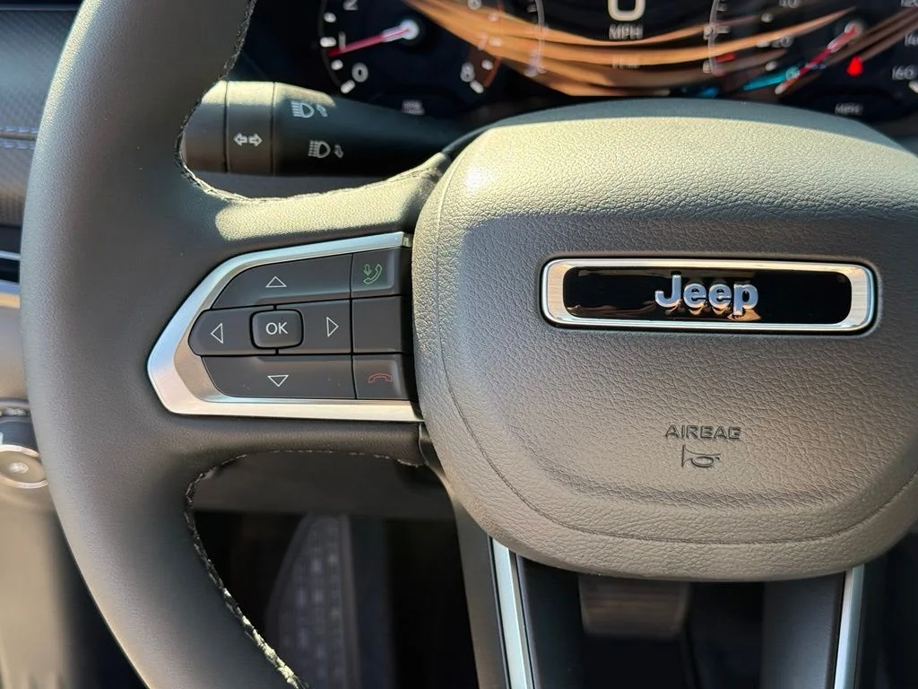 New 2026 Hydro Blue Pearl-Coat Exterior Paint Jeep Latitude image 14