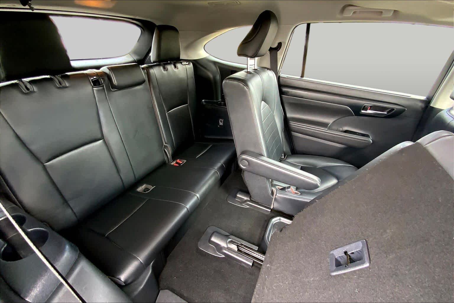 Used 2020 Midnight Black Metallic Toyota XLE image 18