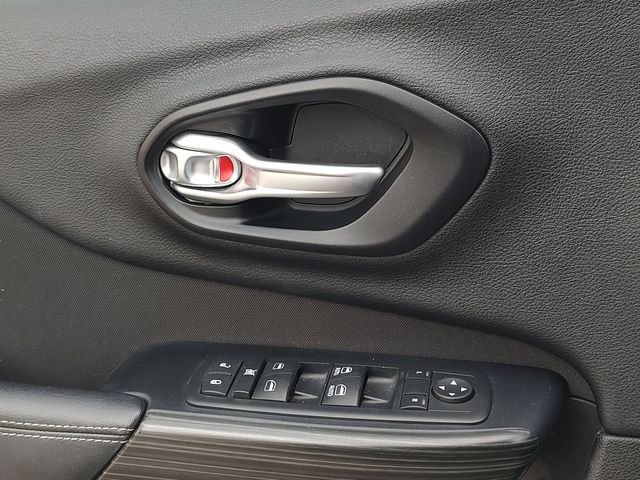 Used 2016 Silver Jeep Latitude image 24