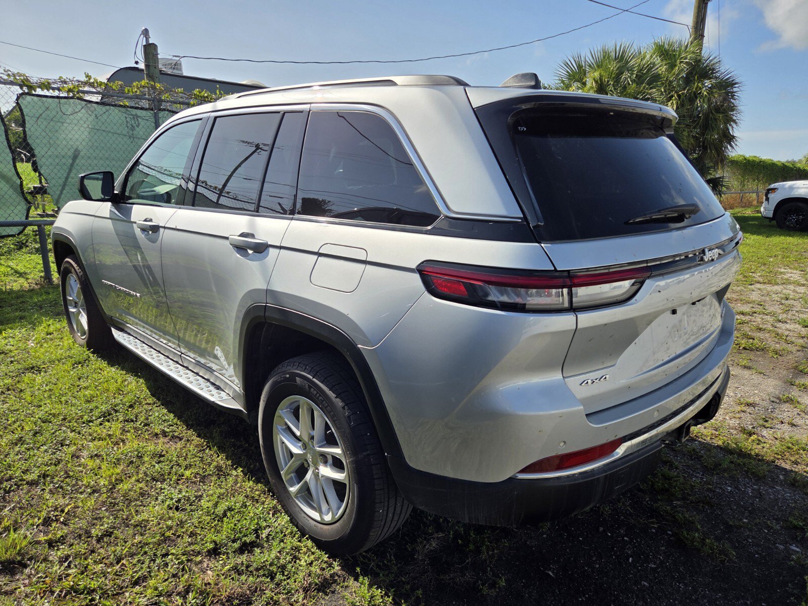 Used 2025 Silver Zynith Jeep Laredo X image 4