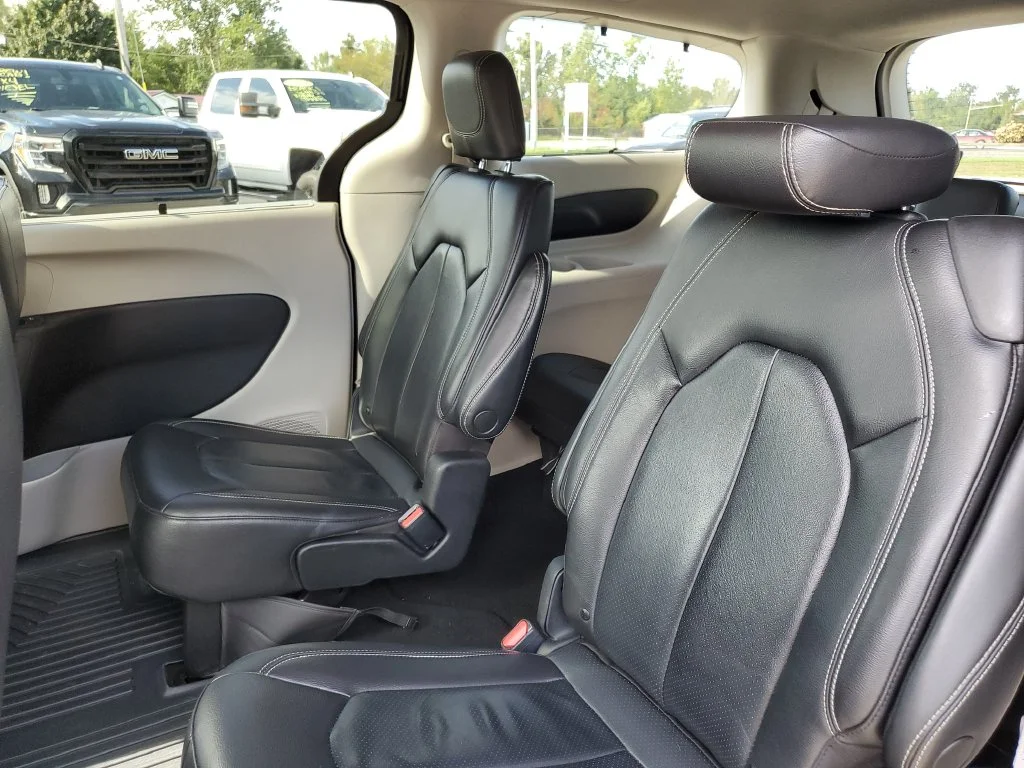 Used 2022 Black Chrysler Touring L image 31
