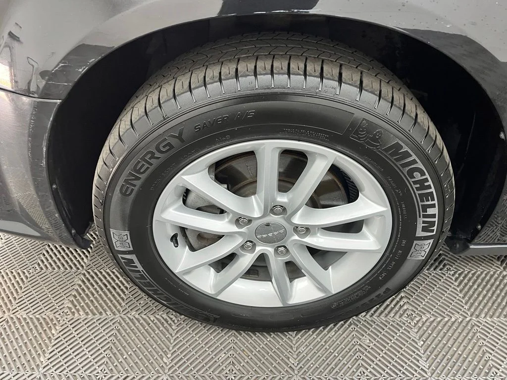 Used 2019 Black Dodge SXT image 15