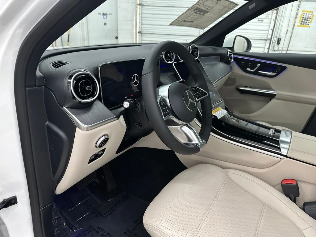 New 2027 White Mercedes-Benz GLC 300 image 13
