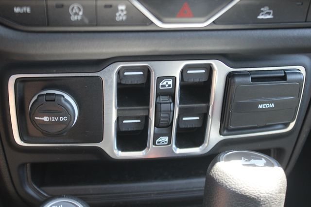 Used 2025 White Jeep Sahara image 10