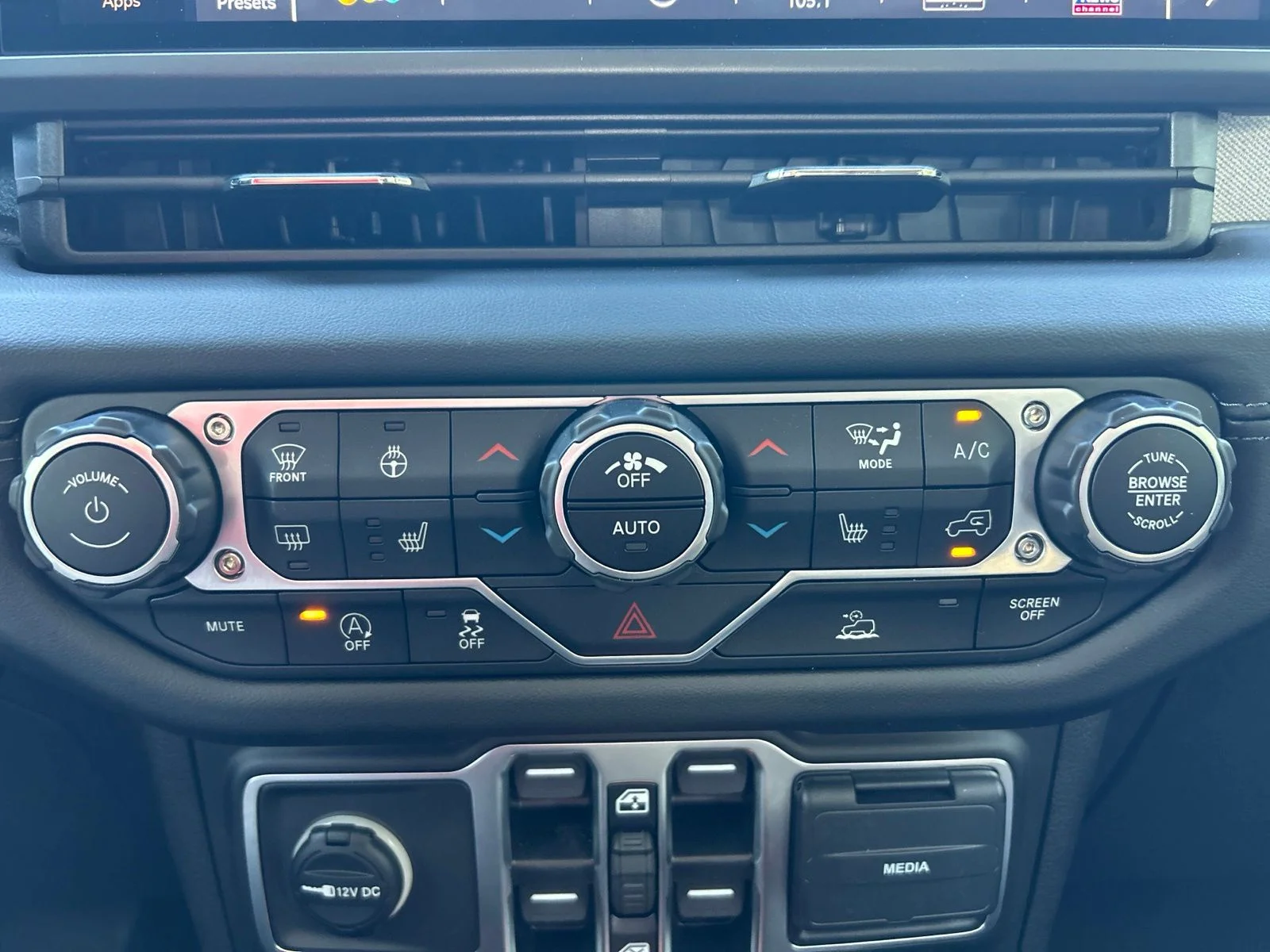 Used 2025 Blue Pearl Jeep Sahara image 31