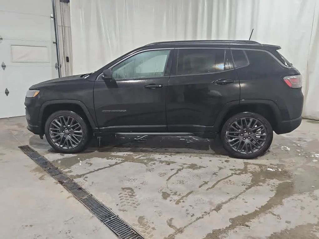 Used 2022 Diamond Black Crystal Pearlcoat Jeep High Altitude image 3