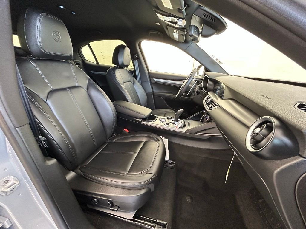New 2025 Moonlight Gray Metallic Exterior Paint Alfa Romeo Base image 11