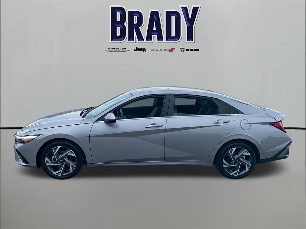 Used 2025 Silver Hyundai SEL Convenience image 4