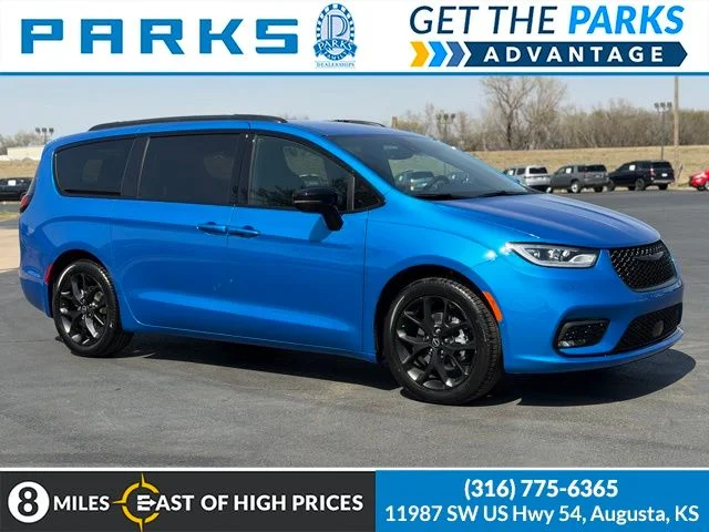 2026 Chrysler Pacifica Select's photo