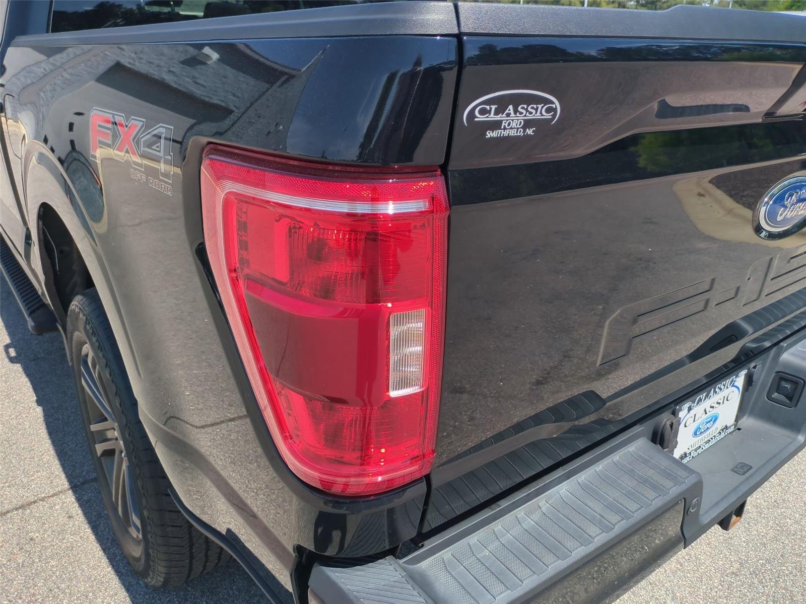 Used 2022 Agate Black Metallic Ford XLT image 12
