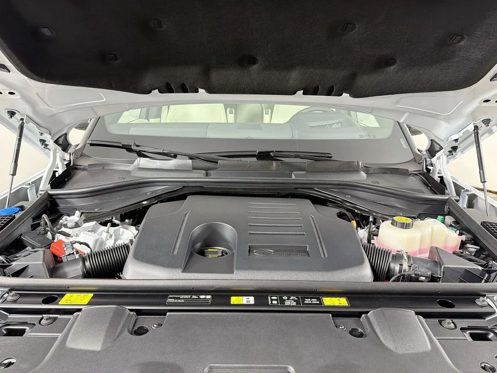 New 2026 Fuji White Land Rover SE image 32