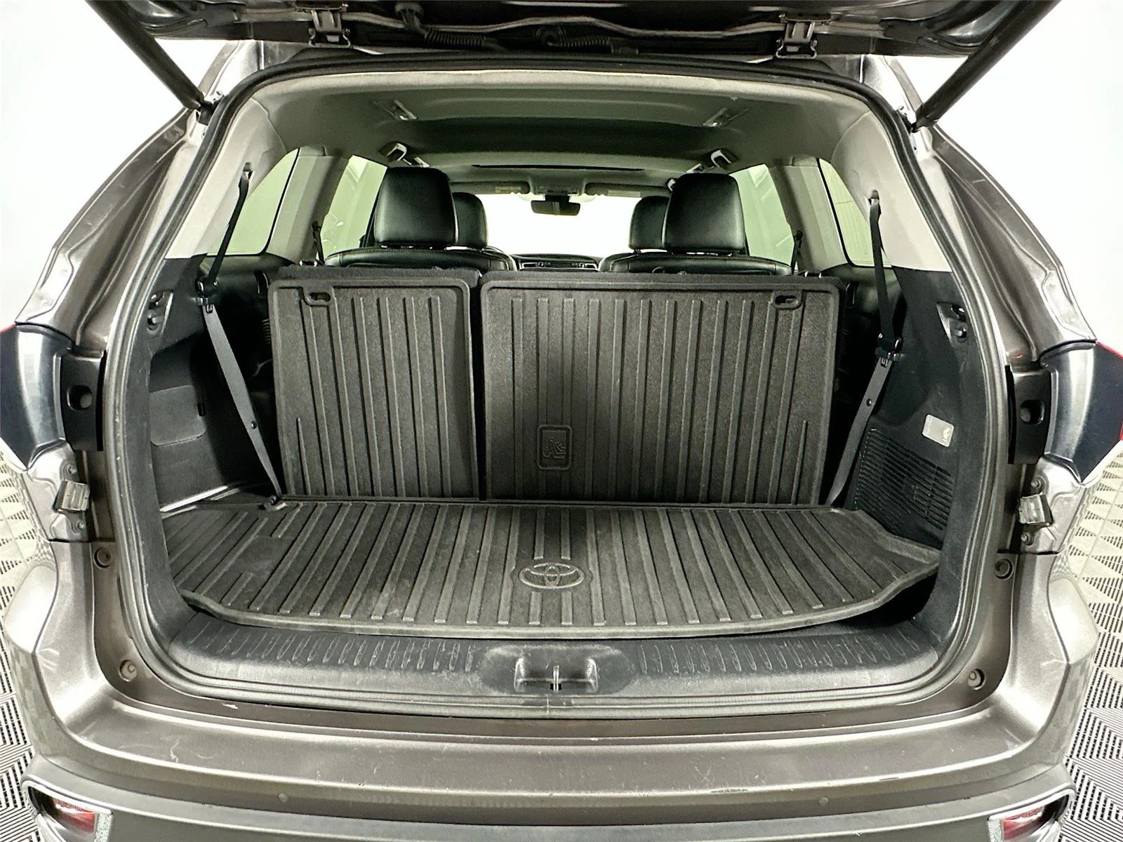 Used 2017 Predawn Gray Mica Toyota Limited image 27