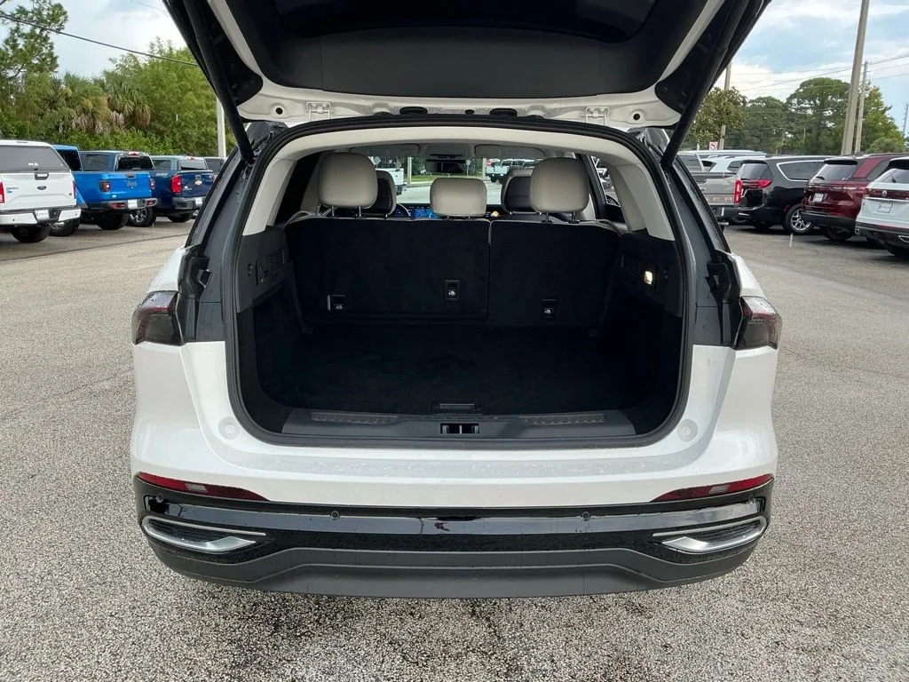 Used 2026 White Lincoln Premiere image 27