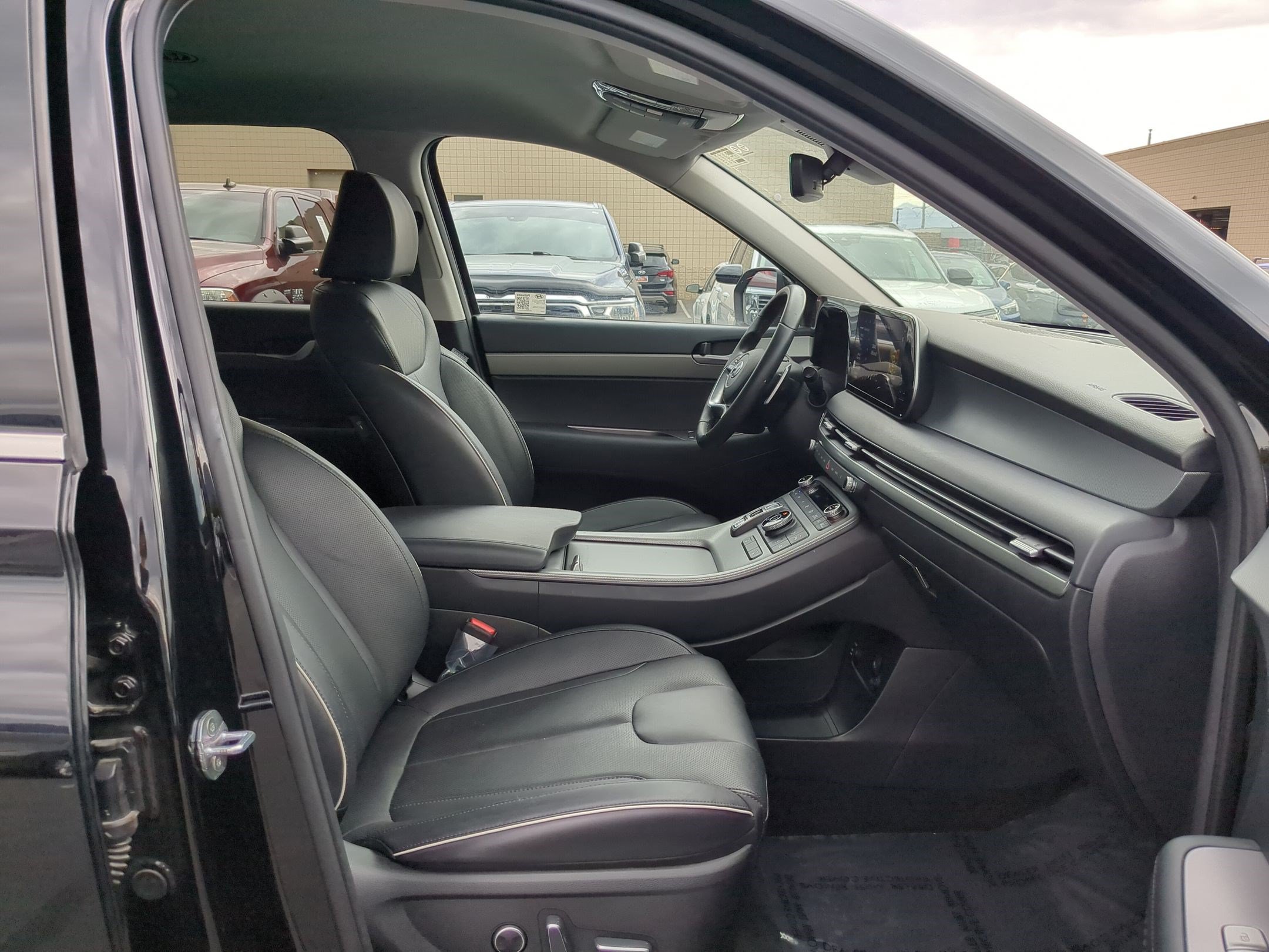 Used 2025 Abyss Black Pearl Hyundai SEL image 31
