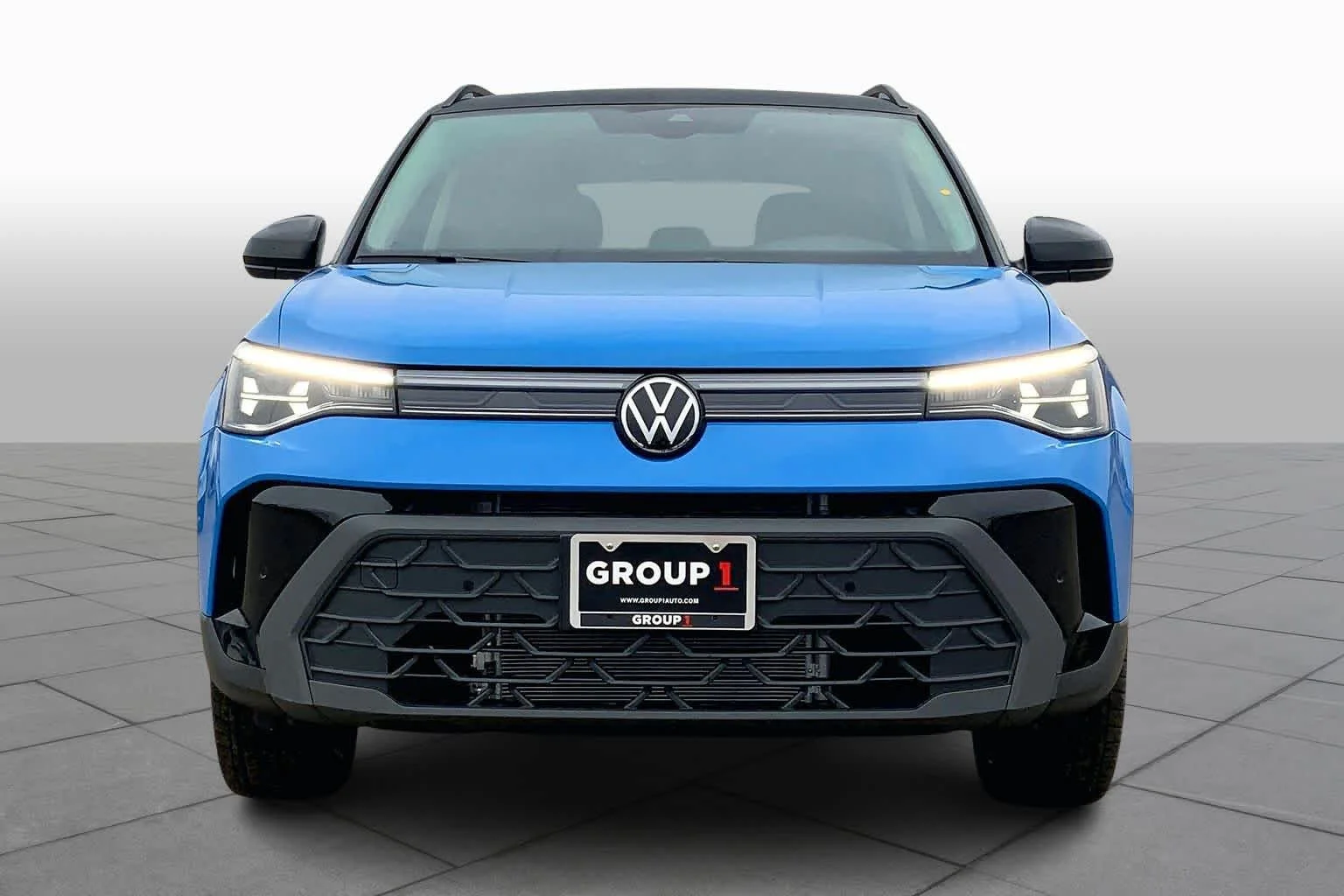 New 2026 Cornflower Blue w/Deep Black Roof Volkswagen SE Black image 3