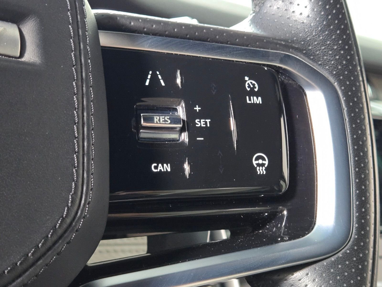 Used 2022 Silicon Silver Premium Metallic Land Rover SE R-Dynamic image 25