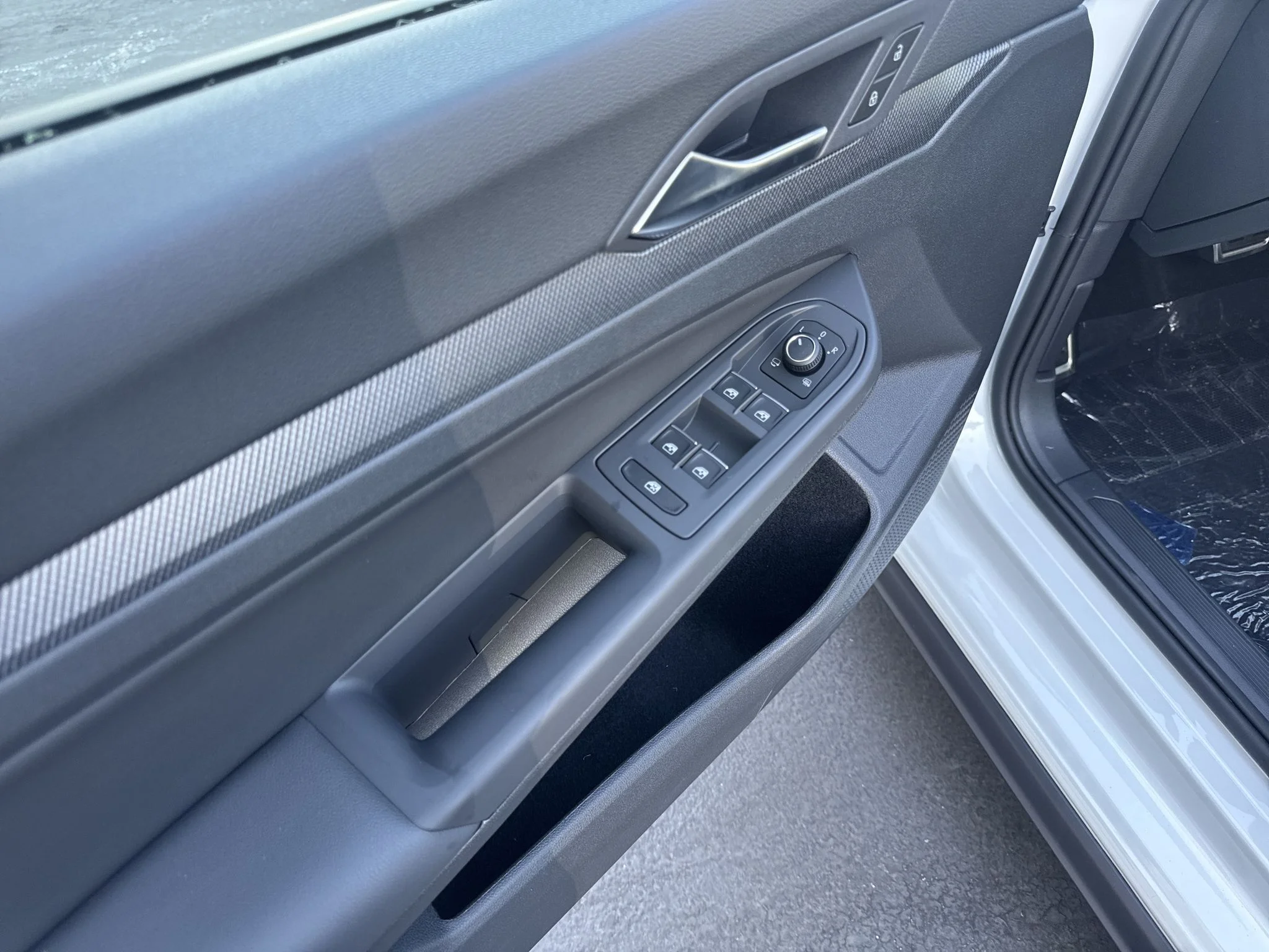 New 2026 Opal White Pearl Volkswagen SE image 12
