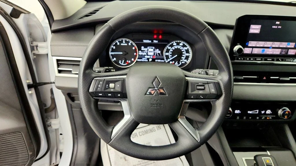 Used 2022 White Diamond Mitsubishi ES FWD image 12
