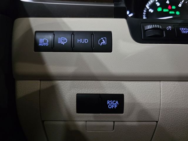 Used 2016  Lexus 570 image 18
