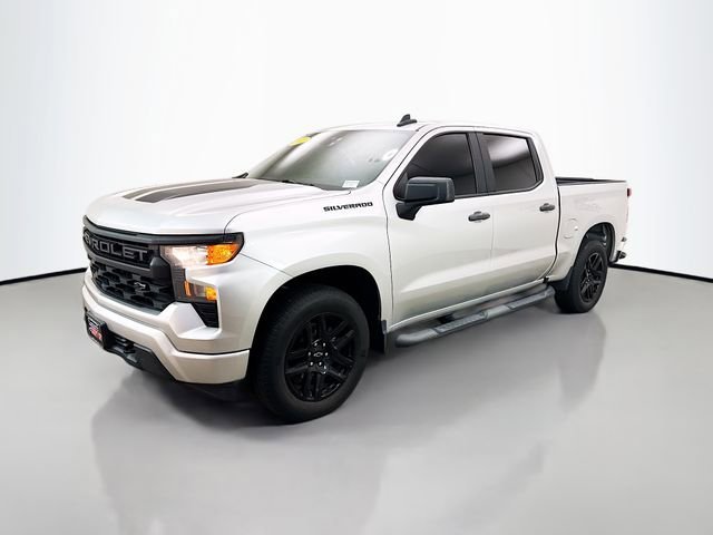 Used 2022 Silver Ice Metallic Chevrolet Custom image 3