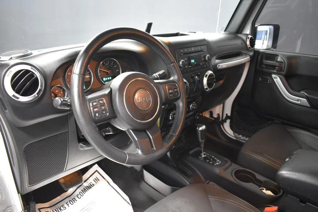 Used 2015 White Jeep Sahara image 4
