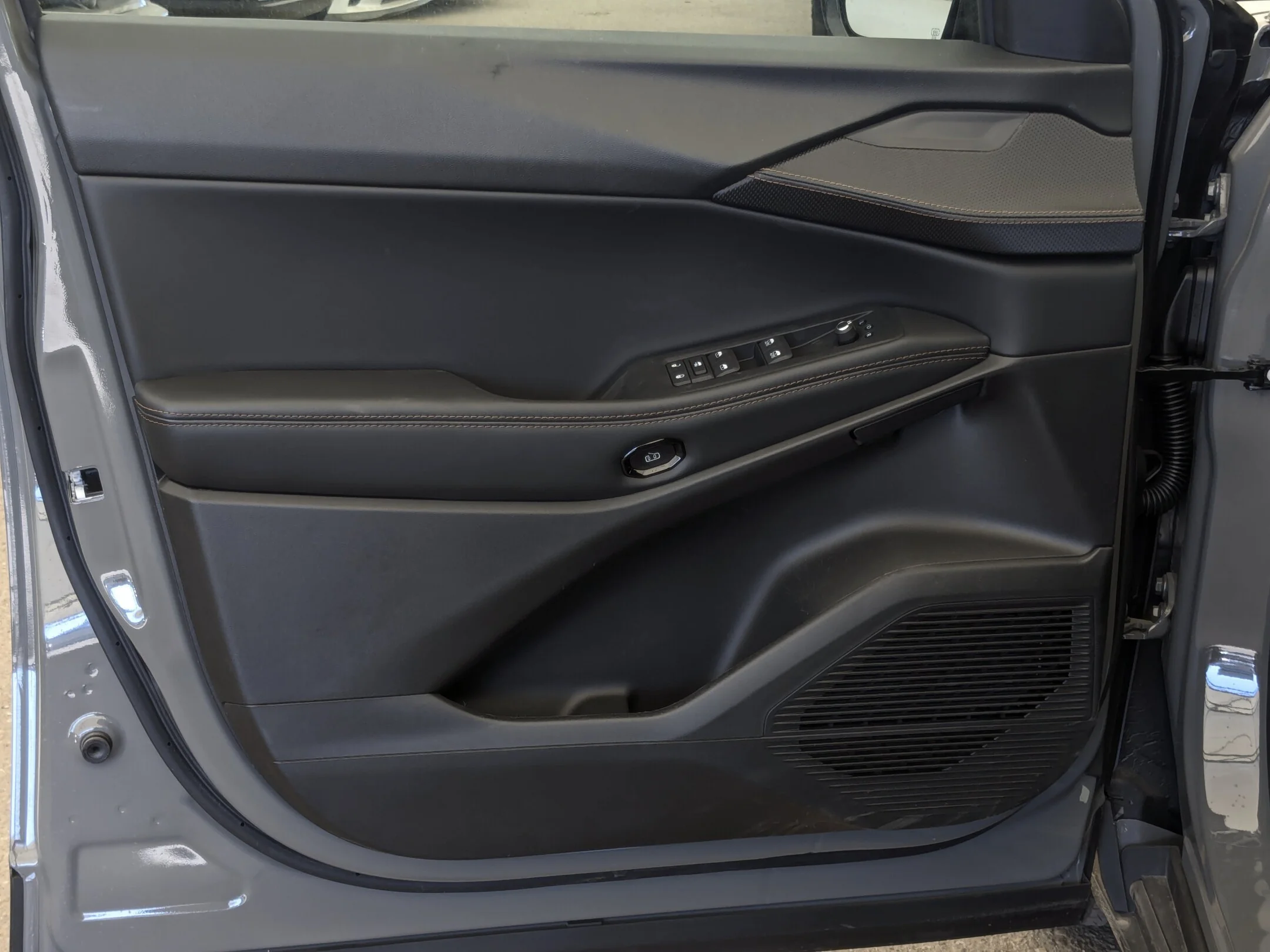 New 2026 Grey Jeep Limited - - Hybrid - Dual-Pane Pano Sunroof - Capri Leatherette - Power Liftgate & More! image 12