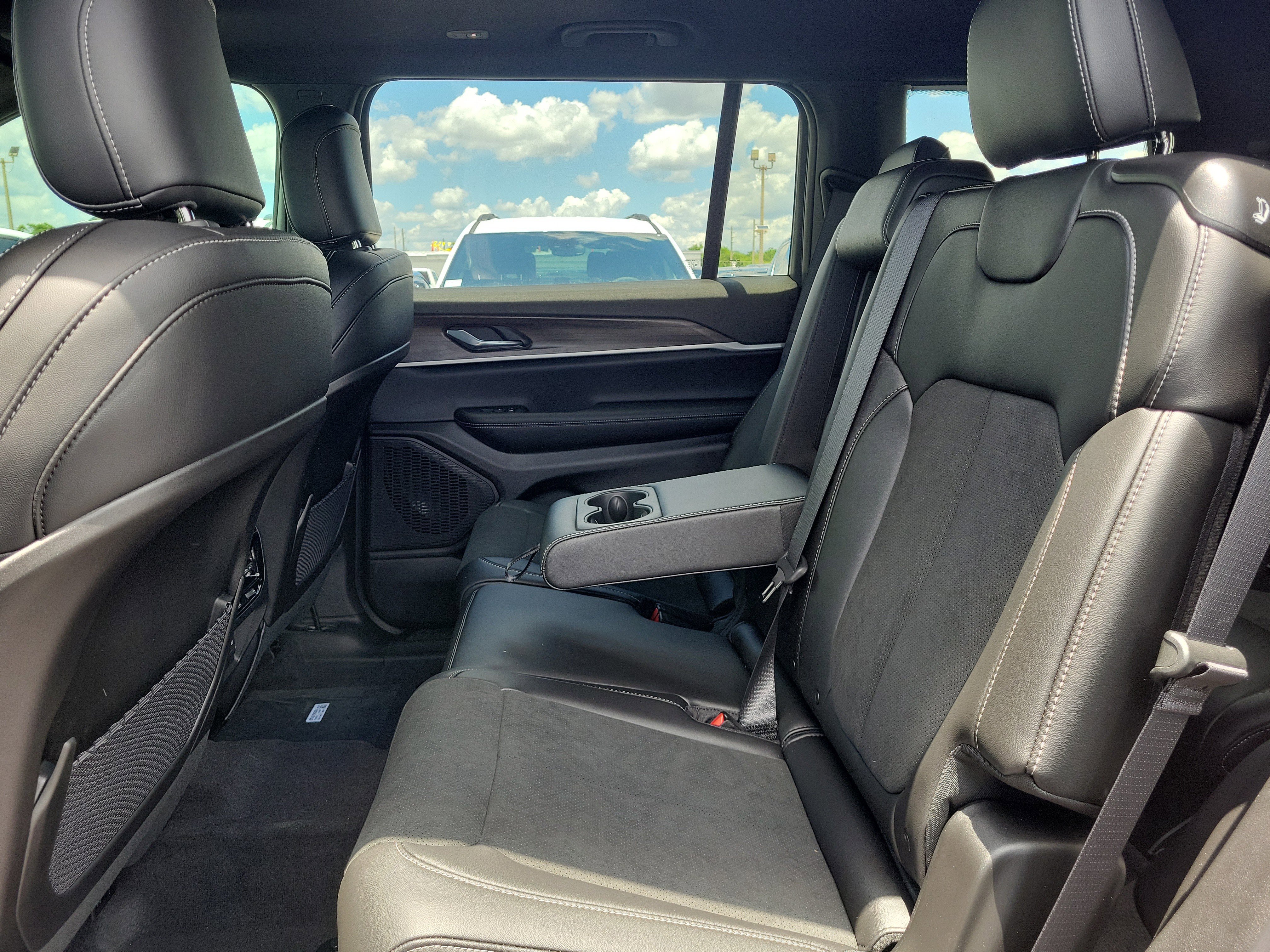 New 2026 Velvet Red Pearl-Coat Exterior Paint Jeep Laredo Altitude image 8