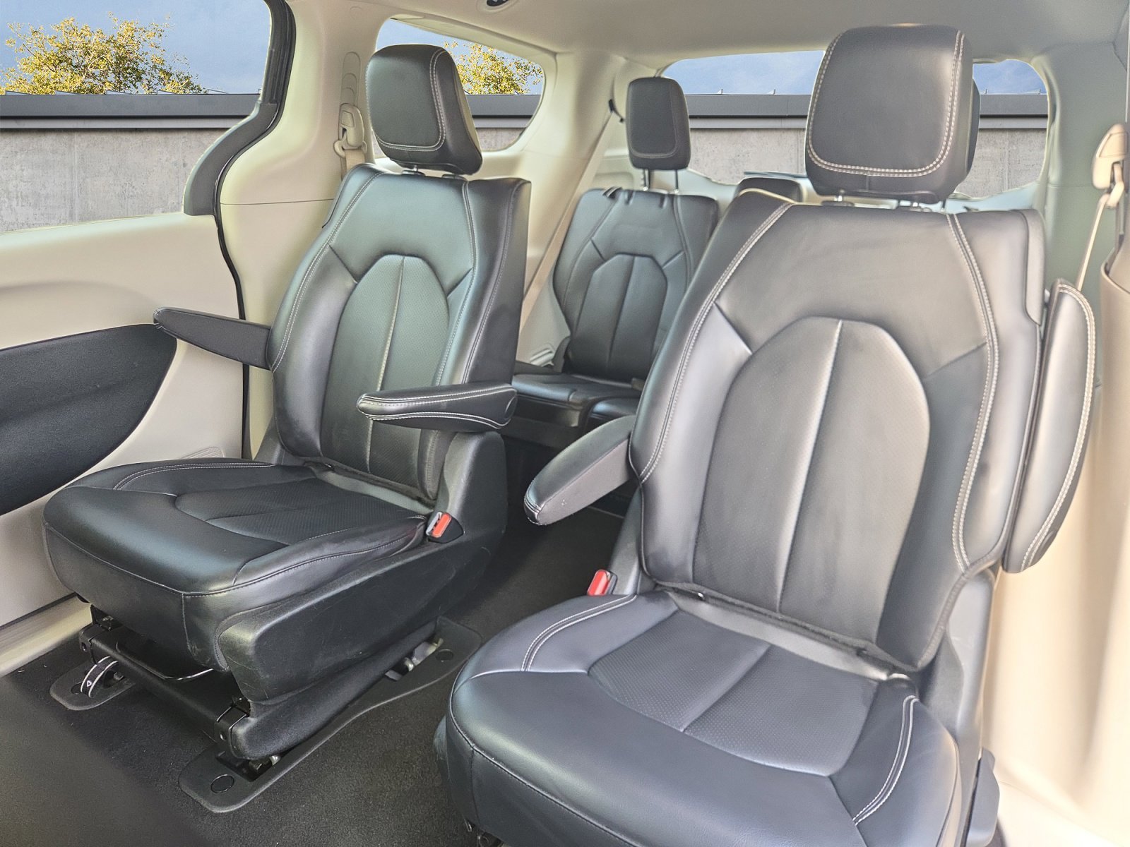 2023 Chrysler Pacifica Hybrid Touring L - Photo 13