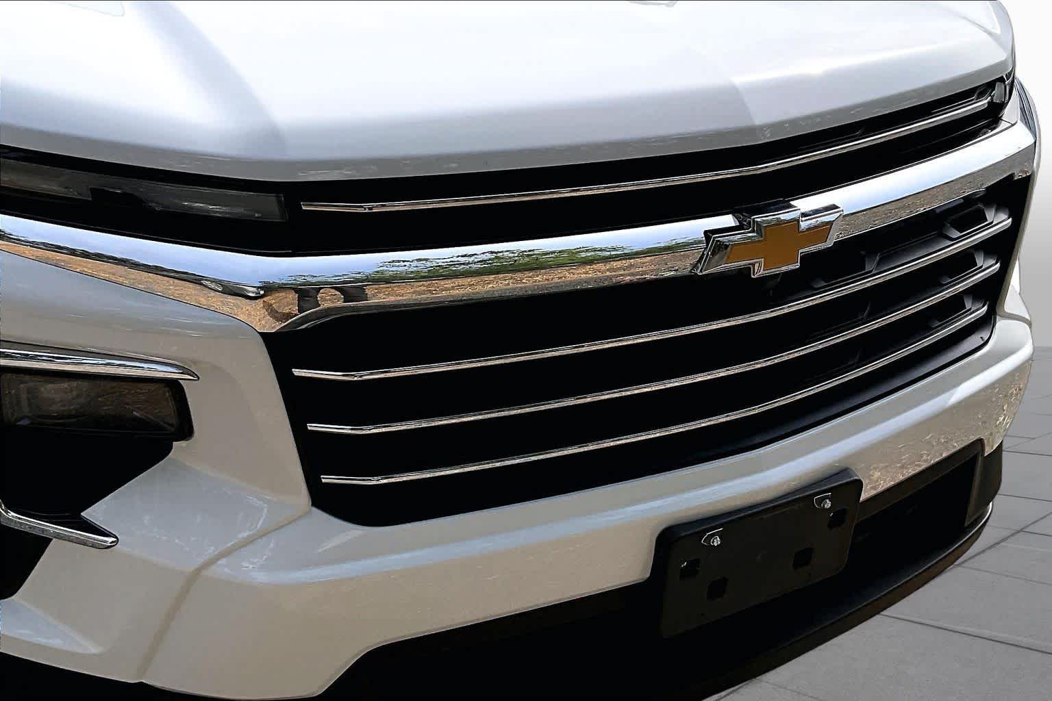 Used 2025 Summit White Chevrolet AWD LT image 28
