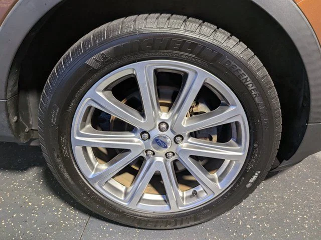 Used 2017  Ford Limited image 13