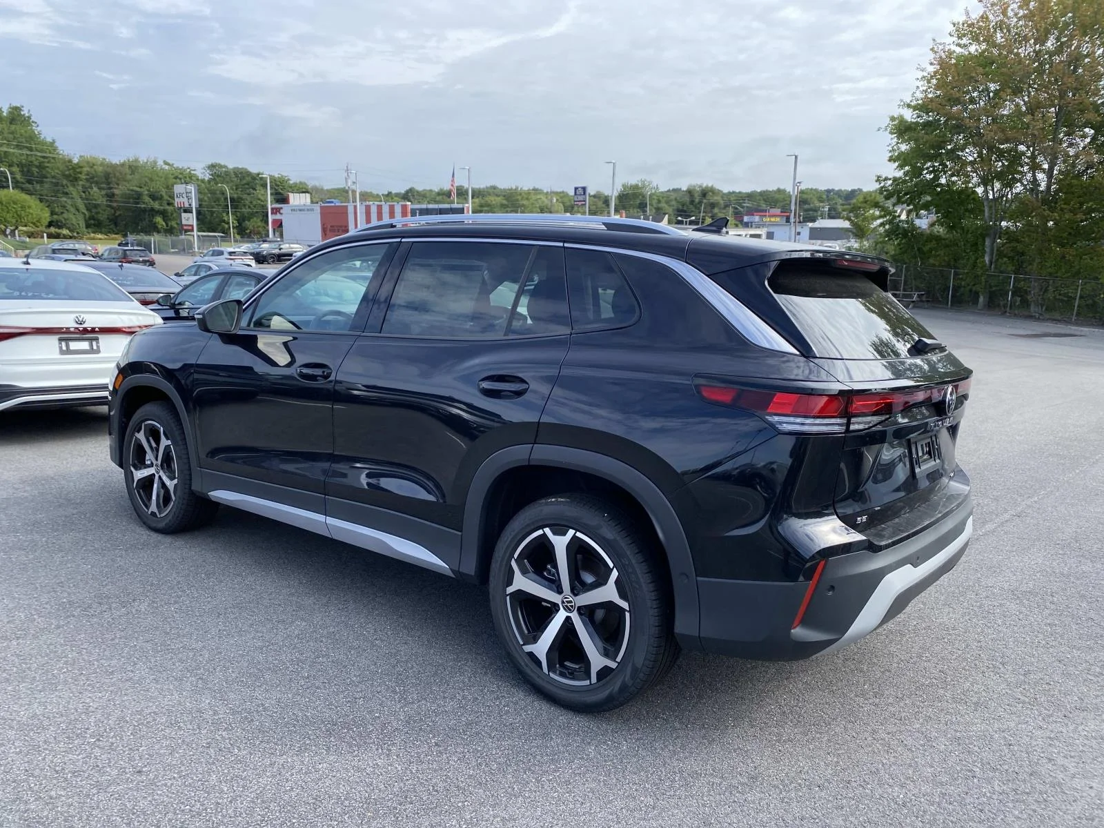 2026 Volkswagen Tiguan SE - Photo 3