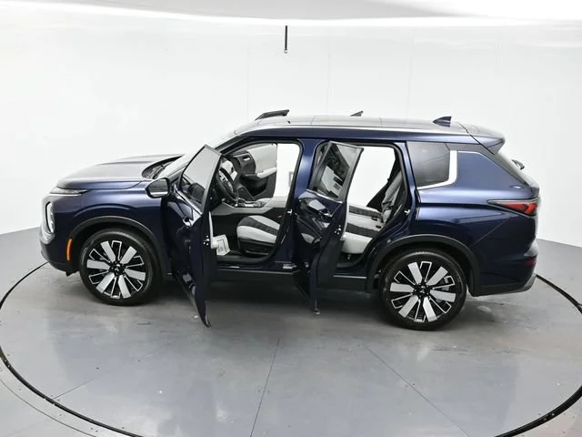 Used 2025 Cosmic Blue Met Mitsubishi SE image 39