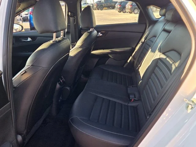 Used 2023 White Kia GT-Line image 6