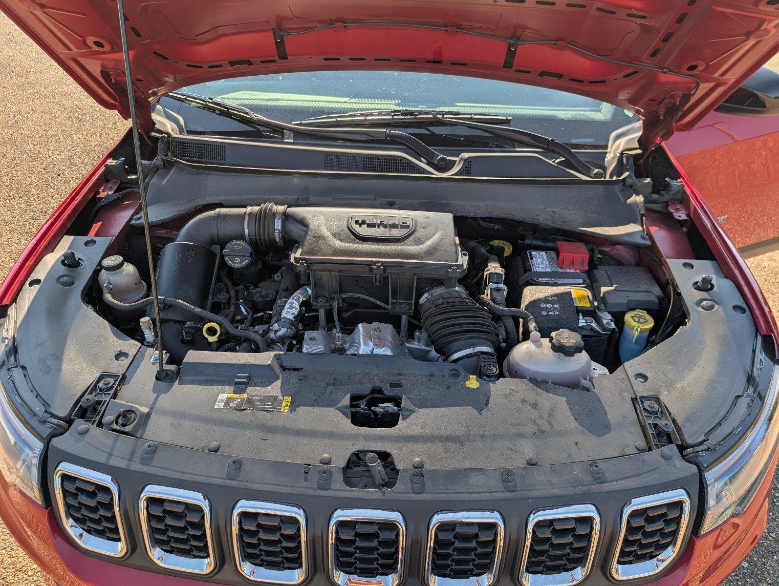 Used 2025 Red Hot Pearlcoat Jeep Latitude image 36