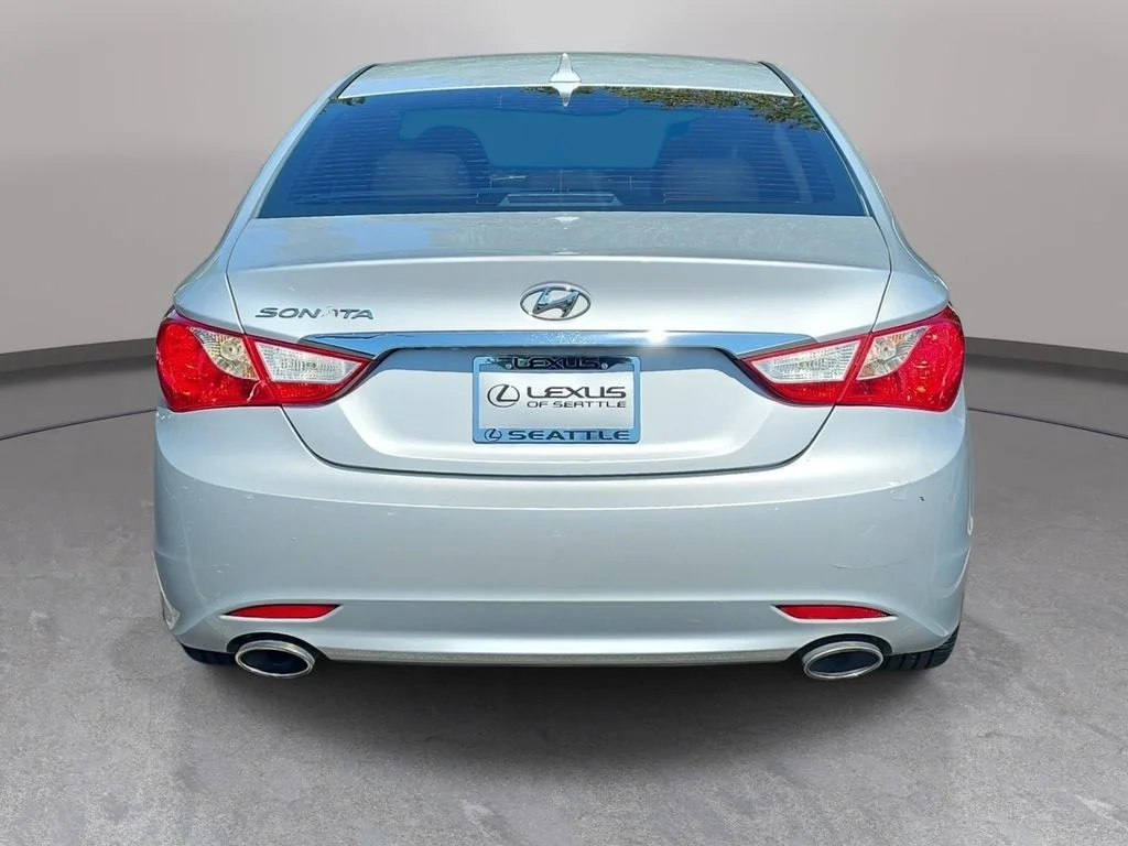 Used 2011 Silver Hyundai SE image 7